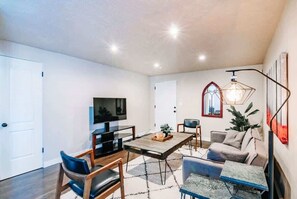 Una Smart TV, una oficina