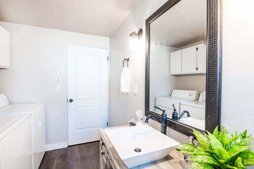 Downtown UofU Restful 2Bd 1Ba Strong WiFi