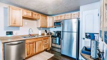 Refrigerador, microondas, horno y parrilla de estufa