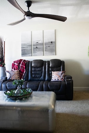 Smart TV. The Aviator's Lounge