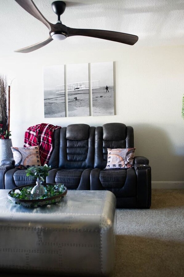 Smart TV - The Aviator's Lounge (Defiance)