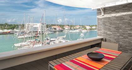 Honoré apartment with views of the marina and golf course 2mn from beaches