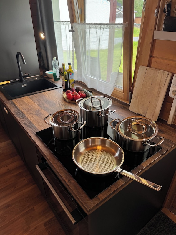 Réfrigérateur, four, cafetière/bouilloire, bouilloire électrique