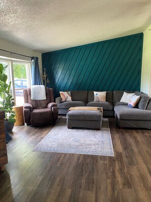 Living area - Private Creekside 3 Bedroom Home On 2 Acres (Rapid City)