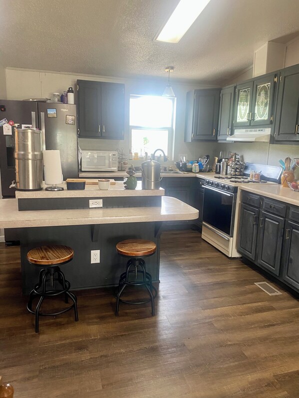 Private kitchen - Private Creekside 3 Bedroom Home On 2 Acres (Rapid City)