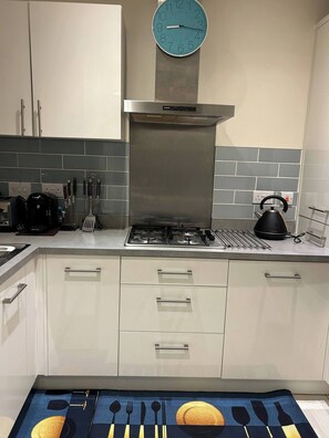 Dishwasher, toaster - Cozy three bedroom in Horsforth, Leeds (Horsforth)