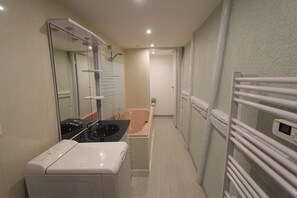 Hair dryer, towels, soap, toilet paper - Apartment in the heart of Riquewihr (Riquewihr)