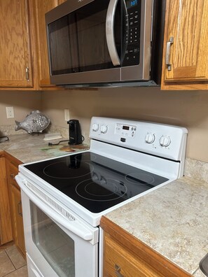 Fridge, microwave, oven, stovetop - Quiet Getaway for 2 (Milton)