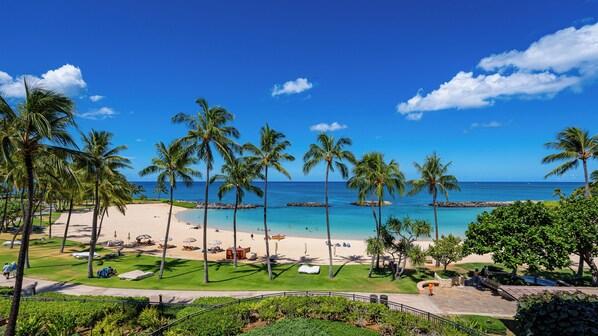 Sur la plage, chaise longue, serviettes de plage