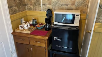 Classic Suite, 1 King Bed, Garden View | Private kitchen