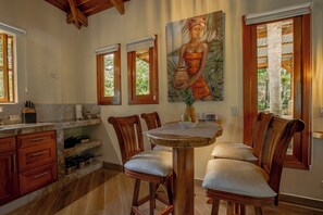 Dining - Cabaña del Río, La Fortuna con vista al Volcán Arenal (San Carlos)