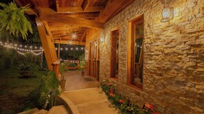 Terrace/patio - Cabaña del Río, La Fortuna con vista al Volcán Arenal (San Carlos)