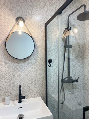 Douche, sèche-cheveux, serviettes fournies, savon