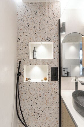 Sèche-cheveux, serviettes fournies, savon, papier toilette