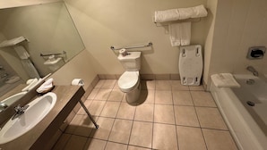 Un baño con lavamanos, inodoro y bañera.