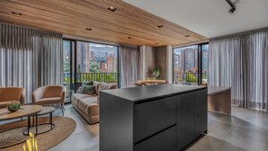 Una sala de estar moderna con una isla grande, un sofá y una mesa de centro.