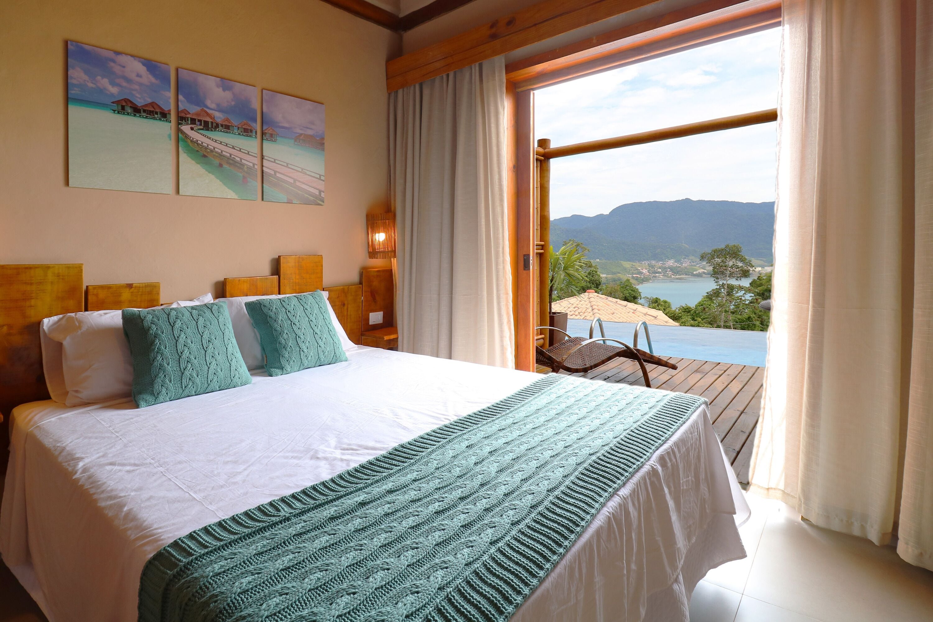 Deluxe Double Room, Sea View | Minibar, bed sheets