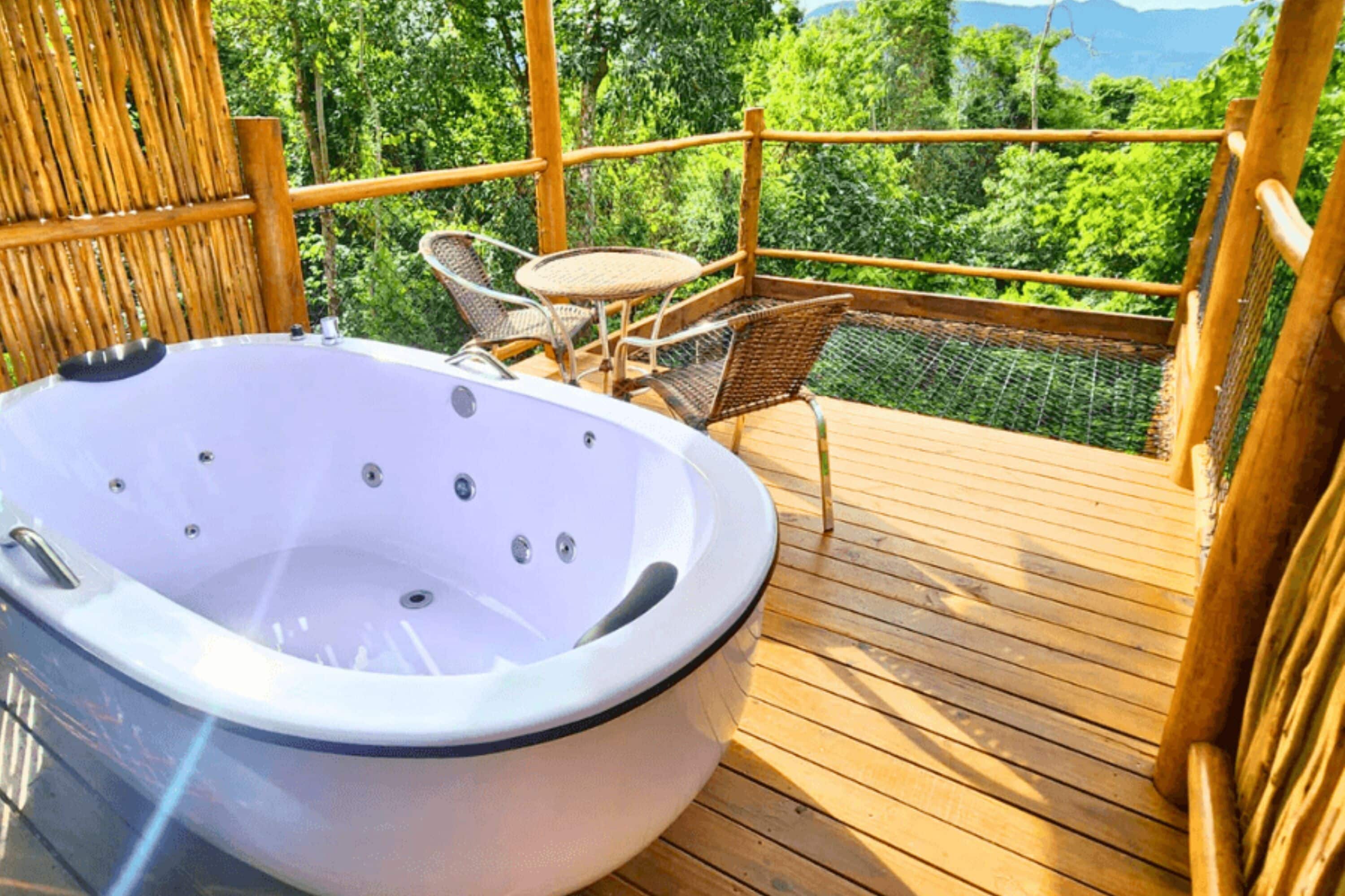 Luxury Cabin, Hill View | Private spa tub