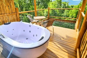 Luxury Cabin, Hill View | Private spa tub