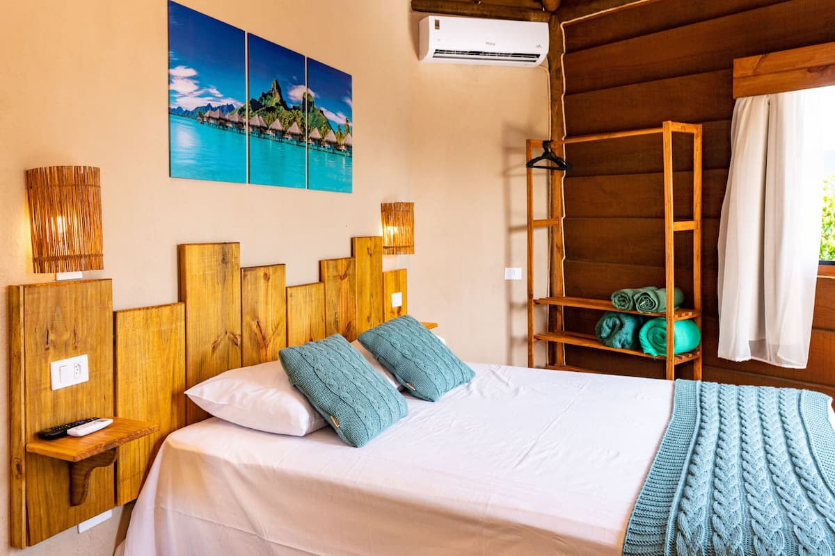 Baita Deluxe, vista mare parziale | Minibar, lenzuola