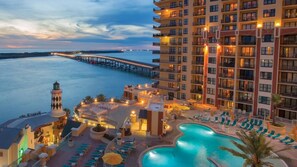 Inomhuspool och utomhuspool