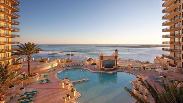 Inomhuspool och utomhuspool