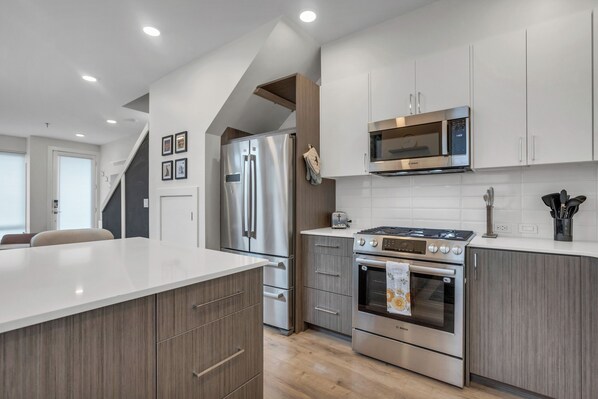 Refrigerador, microondas, horno, placa de cocina