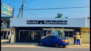 Un bâtiment sur lequel on peut lire l’inscription « Hôtel-restaurant ».