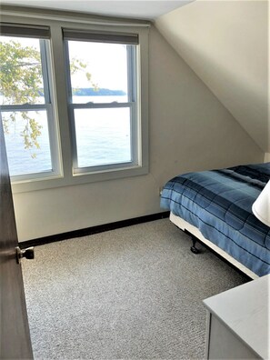 5 bedrooms, iron/ironing board, WiFi, bed sheets - Winnipesaukee Waterfront Gilford Great Location Sleeps 10 (Gilford)