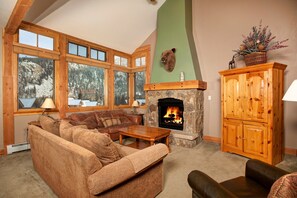 TV, fireplace, DVD player - Gorgeous Ski Escape with Fireplace and Balcony (Keystone)