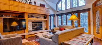 2 Bedroom Condo with Gas Fireplace + Hot Tub!