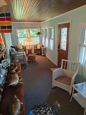 Smart TV, caminetto, lettore DVD, libri