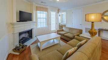 Televisie, een open haard en een dvd-speler