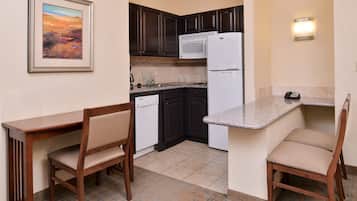 Fridge, microwave, stovetop, dishwasher