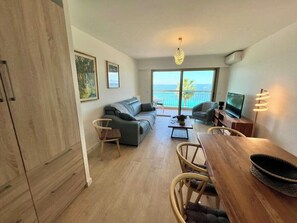 TV, books - Juan les Pins - Sea View - 4 people - Parking (Antibes)