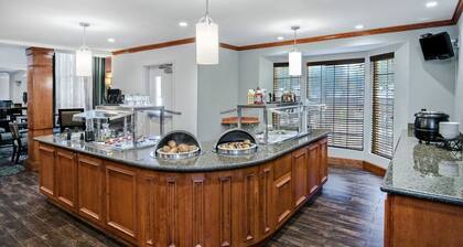 Great for Business Travel! Studio with FREE Buffet Breakfast + Pool Access