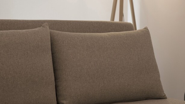 A sofa with a light-colored fabric and a floor lamp with a cylindrical shade. - Studio Stratos With 1 Bathrooms (Athens)
