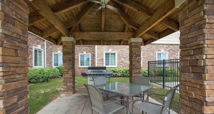 King Suite Near Bush Field Airport | Free Daily Breakfast + Fitness Center