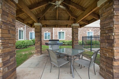 King Suite Near Bush Field Airport | Free Daily Breakfast + Fitness Center