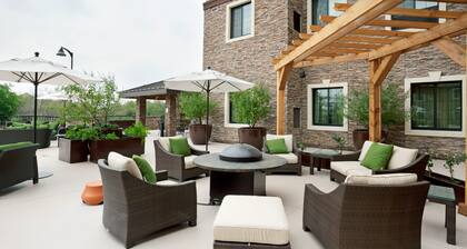 Outdoor Pool and Hot Tub + Free Breakfast | Only 15 Minutes from Six Flags!