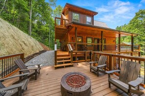 Terrace/patio - Riversong Elegance - New construction, family-friendly cabin, quiet neighborhood (Sevierville)