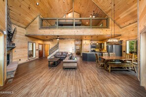 Smart TV, fireplace, foosball, computer monitors - Riversong Elegance - New construction, family-friendly cabin, quiet neighborhood (Sevierville)