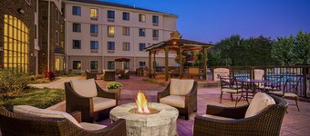 Free Breakfast. Pool. 10 Min Drive to the University of Delaware!