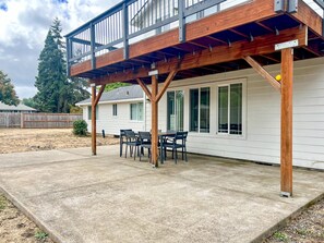 Outdoor dining - Bright & Spacious Luxury Home in a Prime Location with Large Fenced Yard (Eugene)