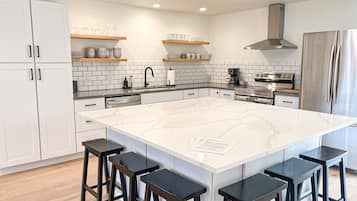 Frigorífic, microones, forn i placa de cuina