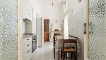 Apartamento | Cocina privada | Frigorífico, horno, placa de cocina y cafetera o tetera