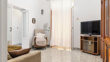 Apartamento | Sala de estar | Televisión de pantalla plana de 32 pulgadas con canales por cable