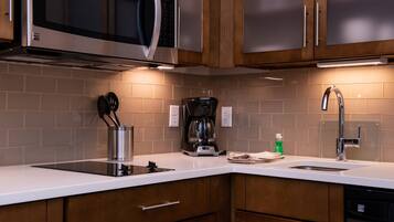 Fridge, microwave, stovetop, dishwasher