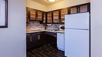 Fridge, microwave, stovetop, dishwasher