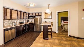 Kjøleskap, mikrobølgeovn, kokeplater og oppvaskmaskin